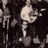 Marie Fritschová (v podřepu dole uprostřed) na rodinném fotu, pravděpodobně 60. léta 20. stol.
