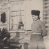 Halyna Mykolajčuk před ubikací v osadě Mama v roce 1954