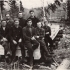 Maksymovych (sedí druhý zleva) s kamarády v Chabarovském kraji, 1951