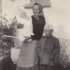 Inka Tichá s babičkou Josefou Kučerovou a bratrem Vladimírem (1943)