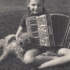 Školačka Helena Wiplerová hraje na na harmoniku, cca 1960