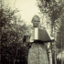 Inge Tietjen v době války hrající na akordeon, který dostala k pátým narozeninám