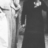 Vladimír Kaiser stojící vpravo vítá s kolegou v divadelních kostýmech exkurzi studentů archivnictví v Kadani, 1981