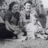 Stanislav Kostiha (uprostřed) se svou adoptivní matkou Blaženou Kostihovou (vpravo) a biologickou matkou Hedvikou Hanzelkovou, 1941
