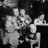 Jan Moudrý (sedí zcela vepředu na židličce) během 2. světové války s některými členy své rodiny