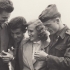 Naděje Dlouhá v roce 1954 na svatebním fotu s manželem (zcela vpravo) a s přáteli