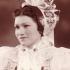 1938: Růžena Komosná před válkou ve svátečním kroji z rodné obce