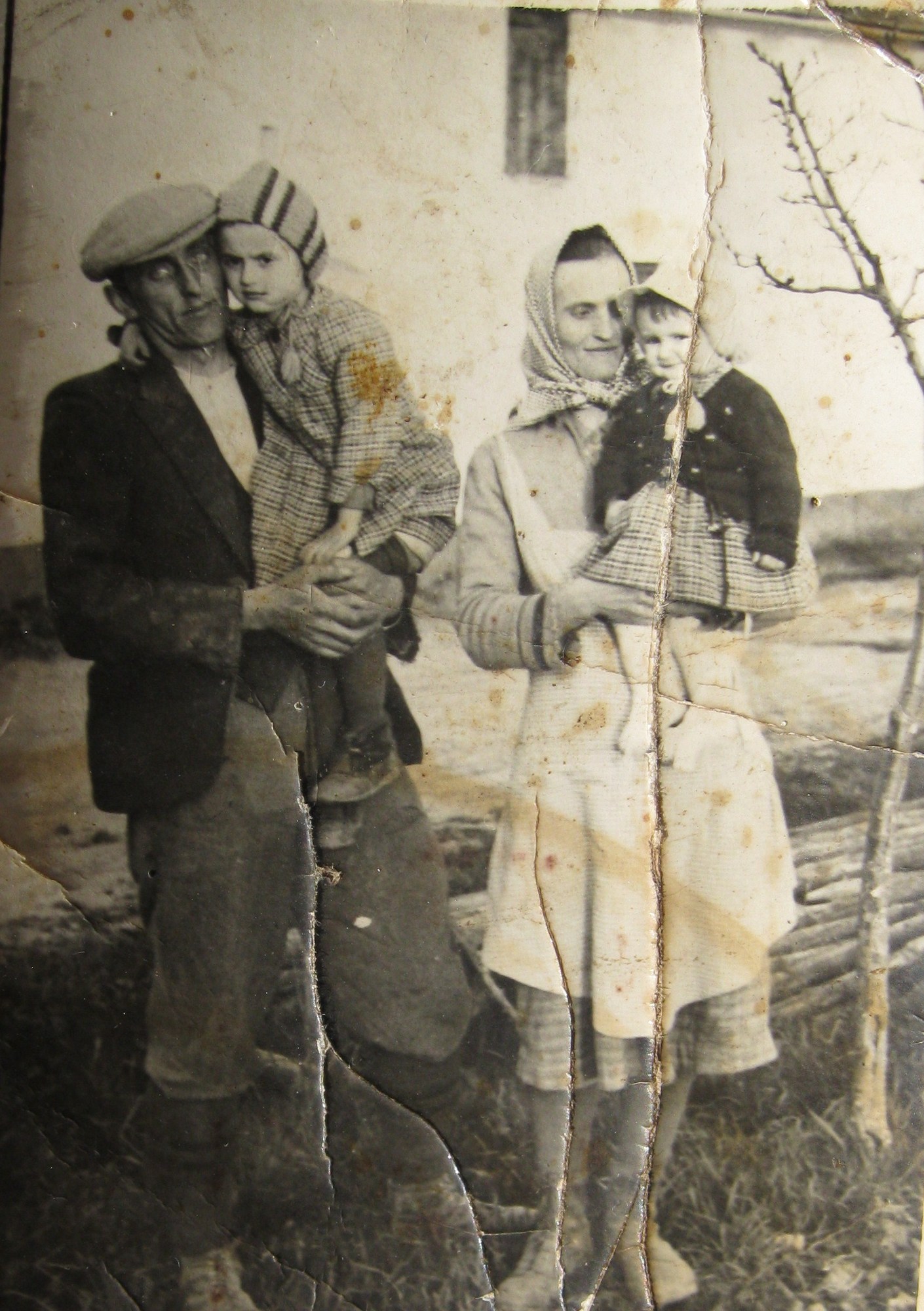 Rodina Oherová před tragédii v roce 1941 v Zákřově (otec Oldřich s dcerou Ludmilou a matka Marie s dcerou Zdeňkou)