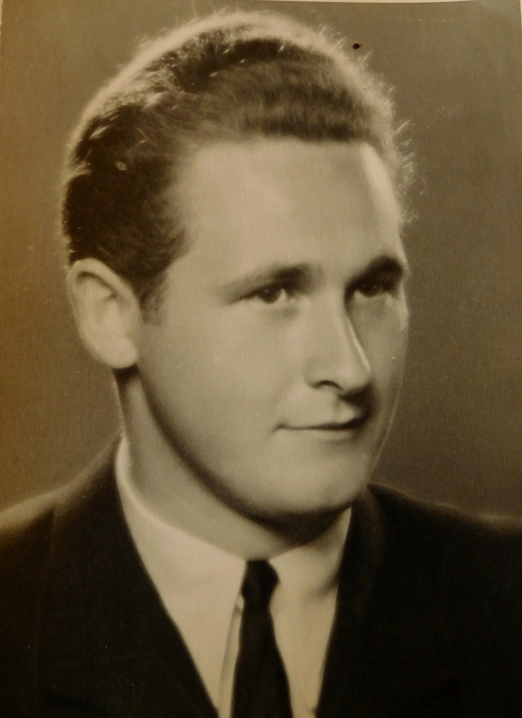 Jan Škoda na maturitní fotografii z roku 1947