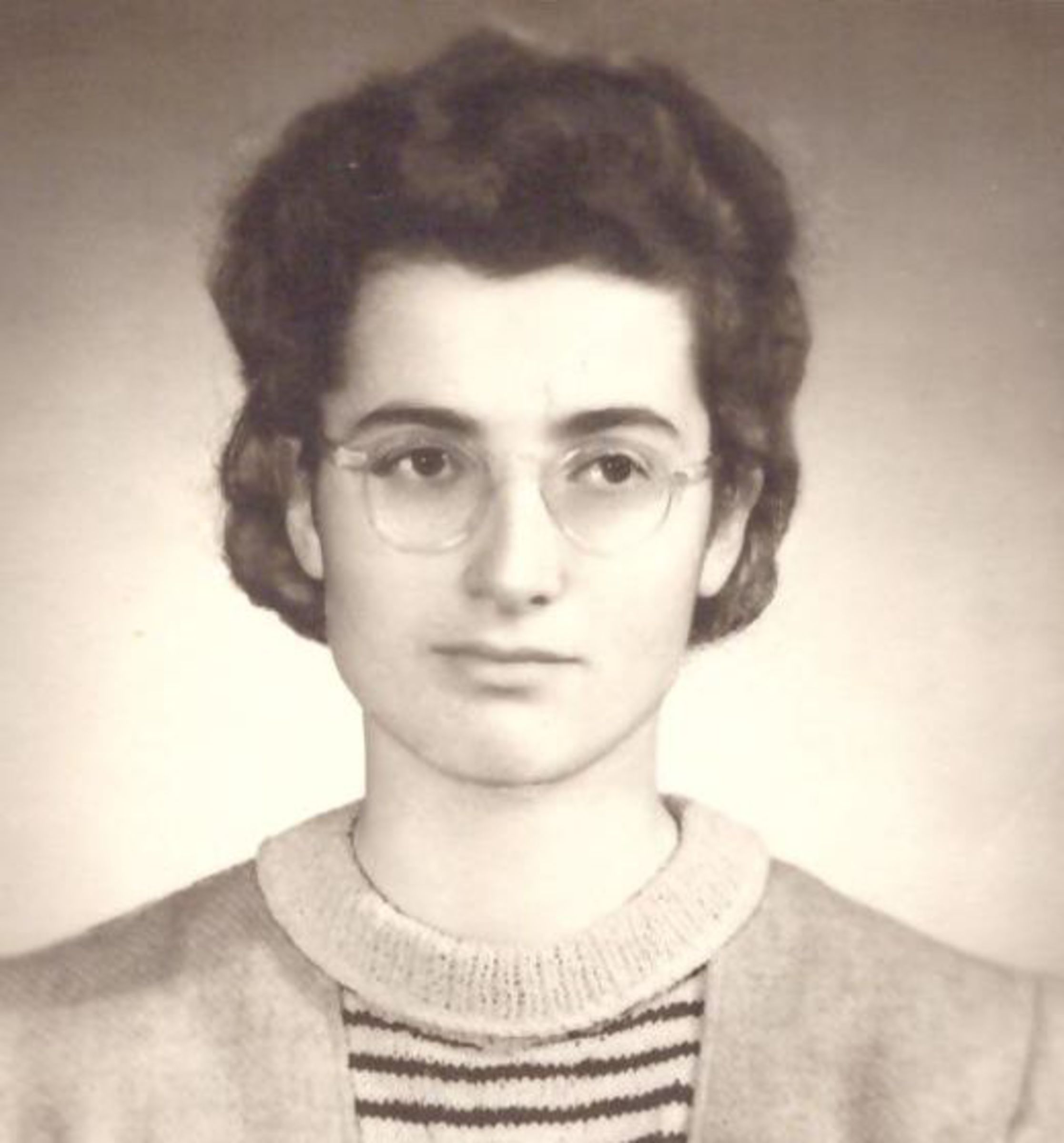 Elly Jouzová, maturitní fotografie, Praha 1952
